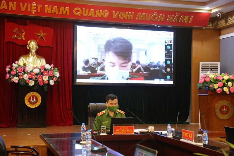 Thiếu tướng, GS. TS Nguyễn Đắc Hoan, Phó Giám đốc Học viện chủ trì buổi tọa đàm tại điểm cầu Hội trường Phạm Minh