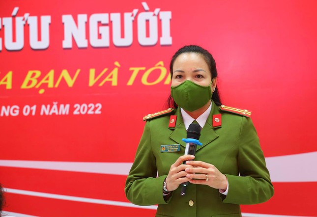 Thượng tá Nguyễn Thị Thuỷ - Phó trưởng phòng, Phòng CTĐ&CTCT trả lời trước báo chí về công tác chuẩn bị cho chương trình