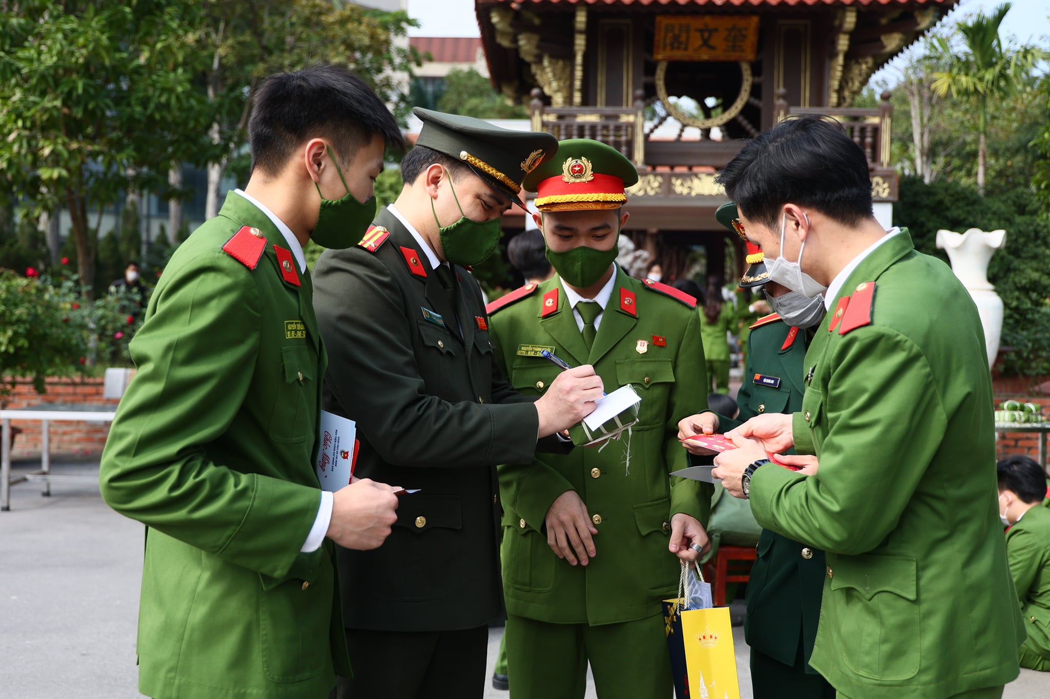 Thiếu tá Đồng Đức Vũ viết lời chúc Tết cho sinh viên