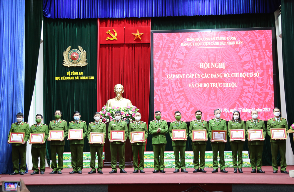 Thiếu tướng, GS. TS Nguyễn Đắc Hoan, Phó Bí thư Đảng ủy, Phó Giám đốc Học viện trao Giấy khen cho các đảng viên hoàn thành xuất sắc nhiệm vụ trong nhiệm kỳ 2015 - 2020