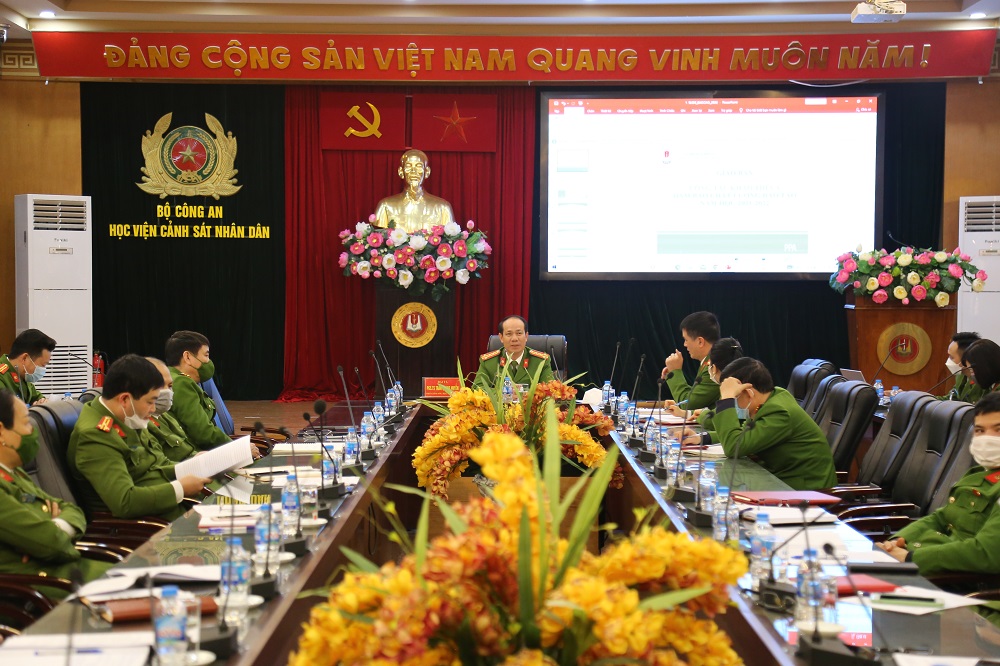 Đại tá, PGS. TS Trần Quang Huyên, Phó Giám đốc Học viện CSND chủ trì buổi giao ban