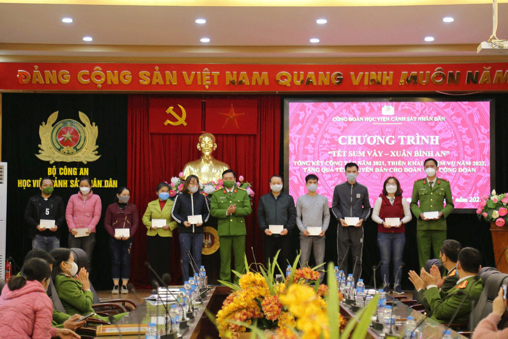 Đại tá Nguyễn Đăng Sáu - Phó Giám đốc Học viện đại diện Đảng uỷ, Ban Giám đốc trao quà hỗ trợ gia đình đoàn viên có hoàn cảnh khó khăn
