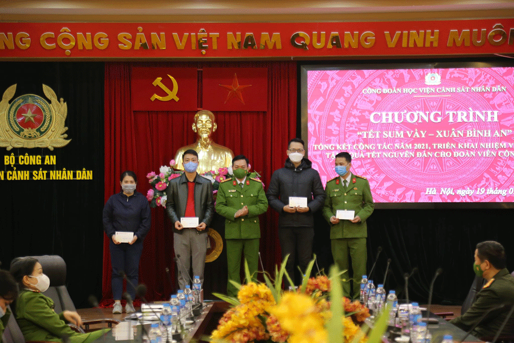 Đại tá Nguyễn Đăng Sáu - Phó Giám đốc Học viện trao quà động viên những cán bộ từng nhiễm Covid và có thân nhân nhiễm bệnh