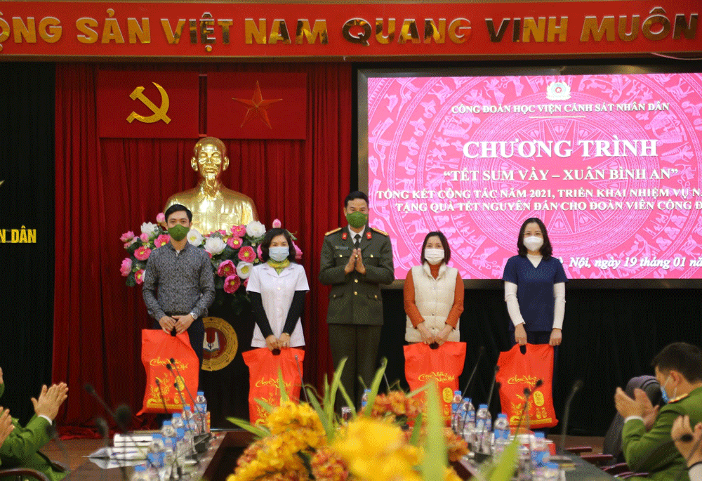 Thượng tá Đinh Văn Mạnh, Trưởng Ban tổ chức Công đoàn Công an nhân dân trao phần quà cho đoàn viên công đoàn