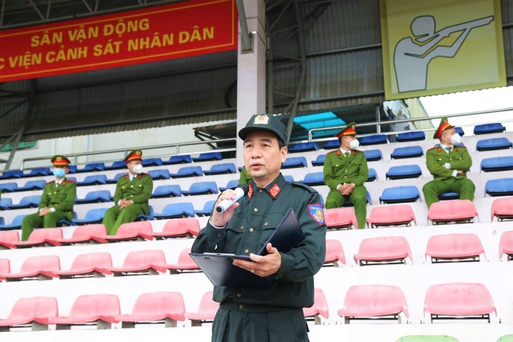 Đại tá, PGS.TS Phạm Văn Tiến - Trung đoàn trưởng Trung đoàn Cảnh sát dự bị đặc nhiệm Học viện CSND đọc diễn văn khai mạc buổi diễn tậ