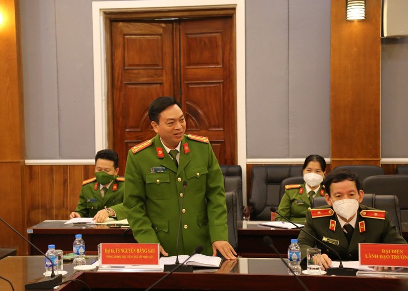 Đại tá, TS Nguyễn Đăng Sáu, Phó Giám đốc Học viện CSND, đại diện đơn vị Cụm trưởng Cụm thi đua số 1 năm học 2021 - 2022 phát biểu tại buổi lễ