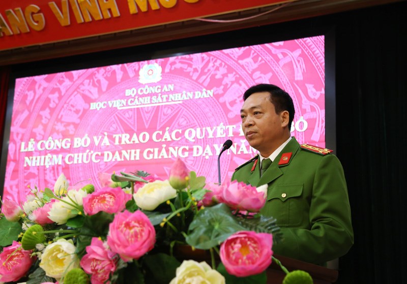 Đại tá, TS Nguyễn Đăng Sáu, Phó Giám đốc Học viện phát biểu giao nhiệm vụ cho các giảng viên