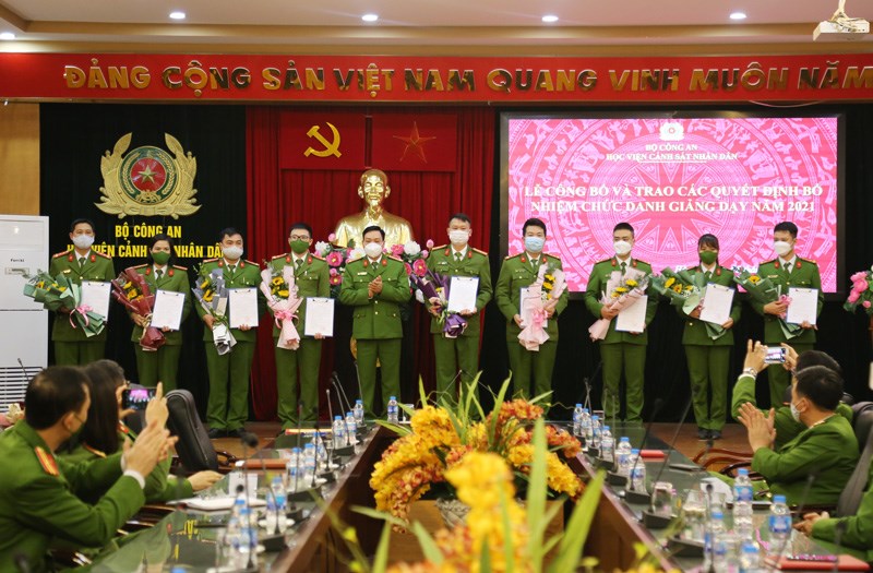 Đại tá, TS Nguyễn Đăng Sáu, Phó Giám đốc Học viện trao Quyết định bổ nhiệm các chức danh giảng dạy cho các giảng viên đạt tiêu chuẩn