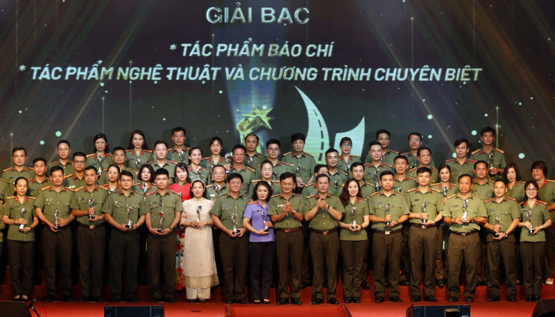 Đại tá Nguyễn Anh Tuấn và Đại tá Trần Văn Dương trao giải Bạc các thể loại tác phẩm báo chí, tác phẩm phát thanh, chuyên mục ANTT, tác phẩm nghệ thuật và chương trình chuyên biệt.