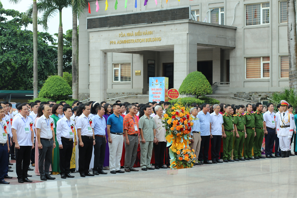 Các đại biểu và cựu học viên Khóa D29 Học viện ANND - D23 Học viện CSND dâng hương tại Khu Tượng đài Chủ tịch Hồ Chí Minh tại Học viện CSND