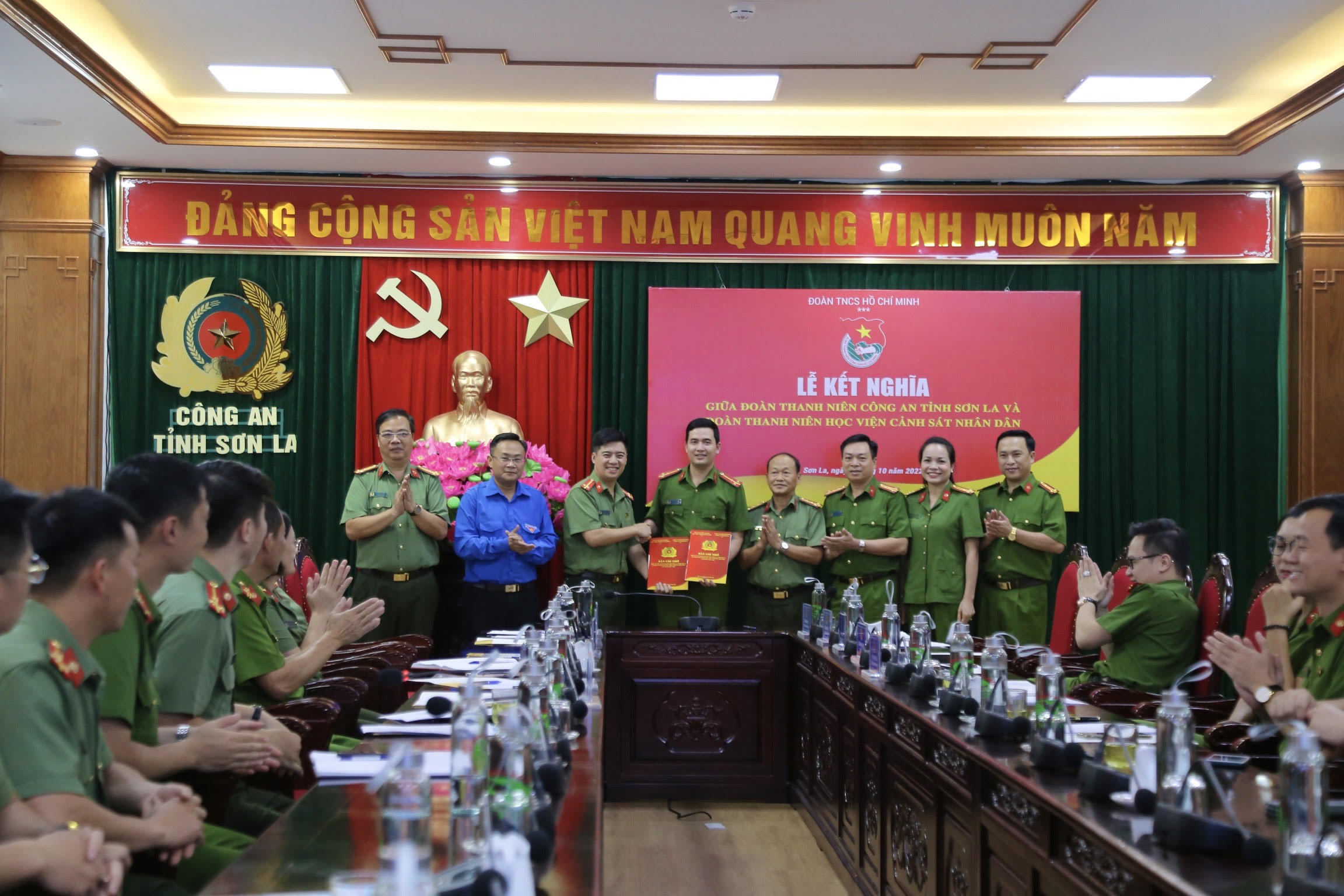 Đại diện Đoàn Thanh niên Học viện CSND và Đoàn Thanh niên Công an tỉnh Sơn La ký kết hợp tác