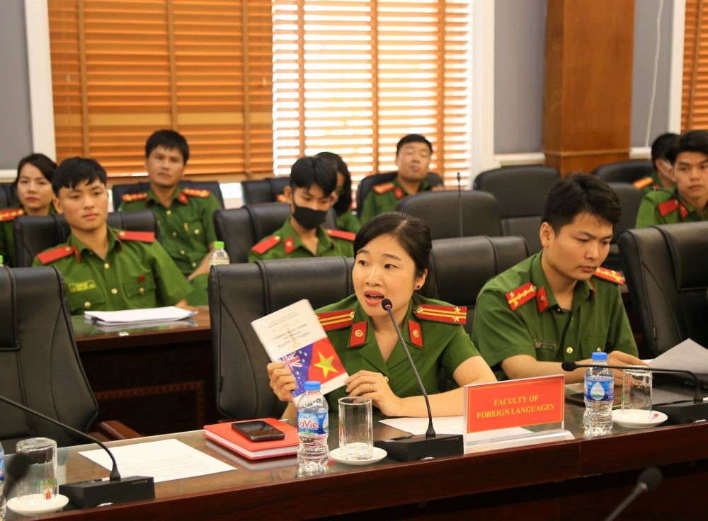 Trung tá Nguyễn Thị Minh Trang, Phó Trưởng khoa Ngoại ngữ phát biểu tại Tọa đàm
