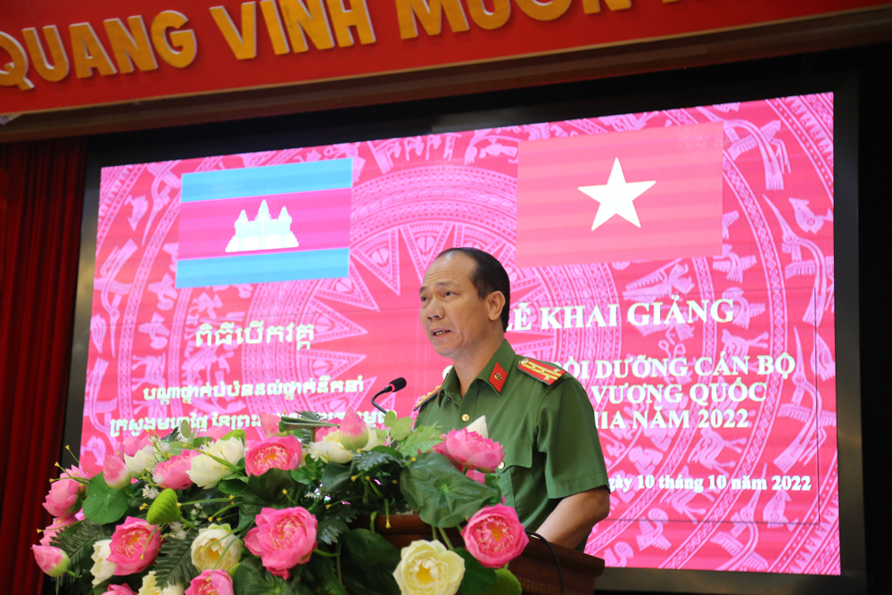 Đại tá, PGS. TS Trần Quang Huyên, Phó Giám đốc Học viện CSND phát biểu tại buổi lễ