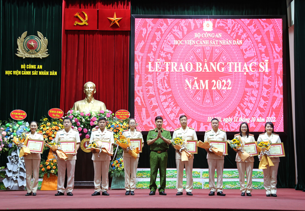 Trung tướng, GS. TS Trần Minh Hưởng, Giám đốc Học viện CSND trao Giấy khen cho các học viên có nhiều thành tích trong học tập, nghiên cứu