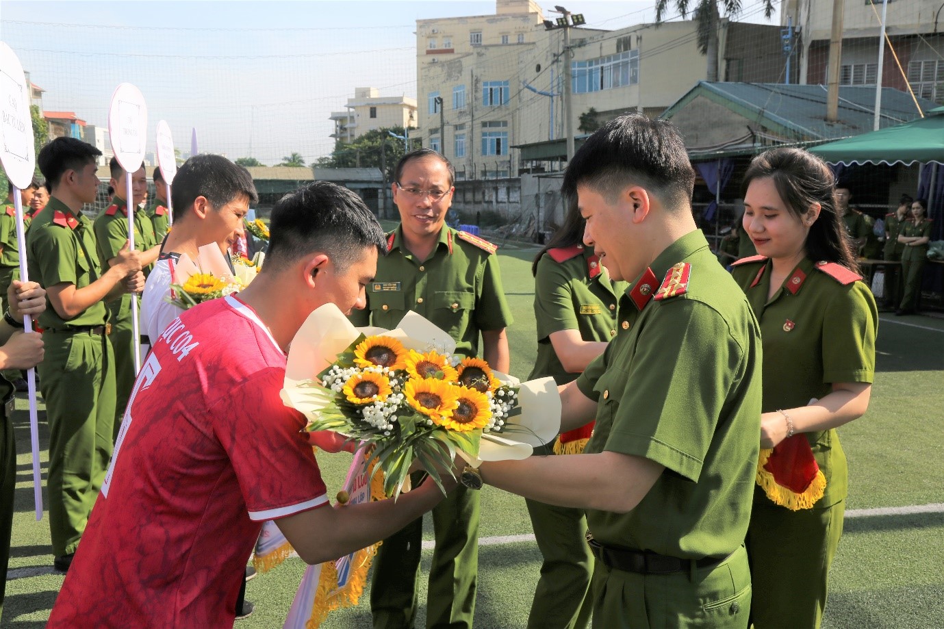 Đại tá, PGS. TS Trần Hồng Quang, Phó Giám đốc Học viện tặng hoa cổ vũ cầu thủ các đội trước giải đấu