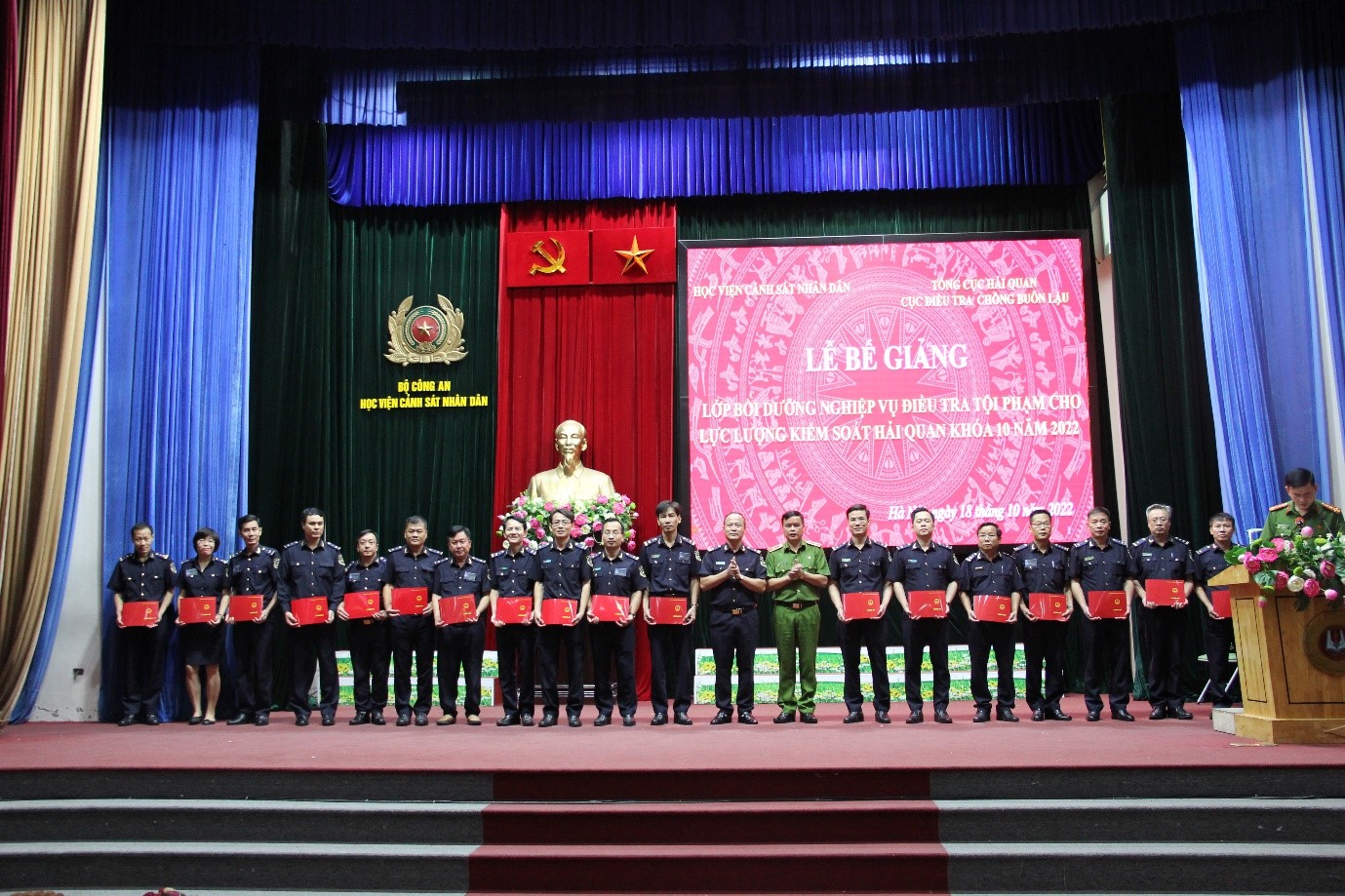 Thiếu tướng, GS. TS Nguyễn Đắc Hoan và đồng chí Nguyễn Văn Hoàn trao tặng giấy khen và chứng chỉ hoàn thành khóa học cho các học viên