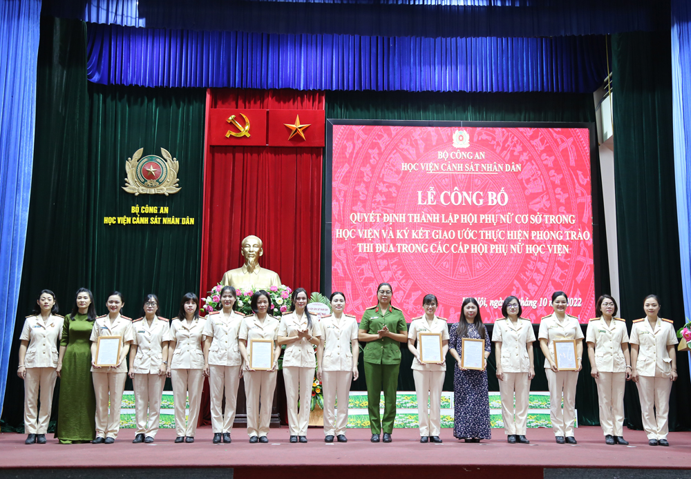 Thiếu tá Lại Thị Hiền, Chủ tịch Hội Phụ nữ Học viện trao Quyết định kiện toàn cho Ban Chấp hành các hội phụ nữ cơ sở