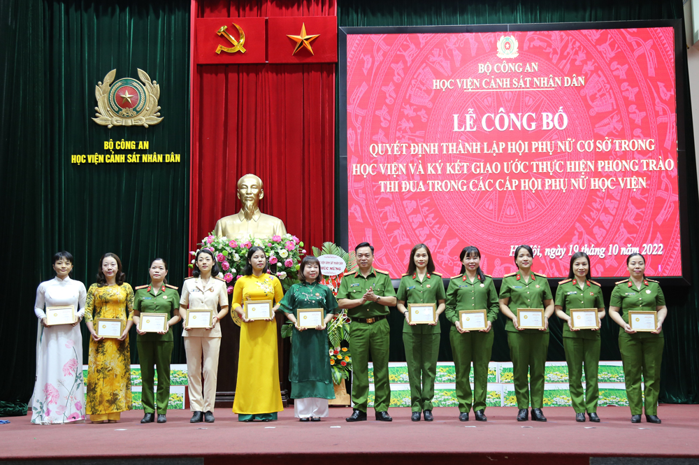 Đại tá, TS Nguyễn Đăng Sáu, Phó Giám đốc Học viện trao Kỷ niệm chương "Vì sự phát triển của Phụ nữ Việt Nam" cho hội viên Hội Phụ nữ Học viện