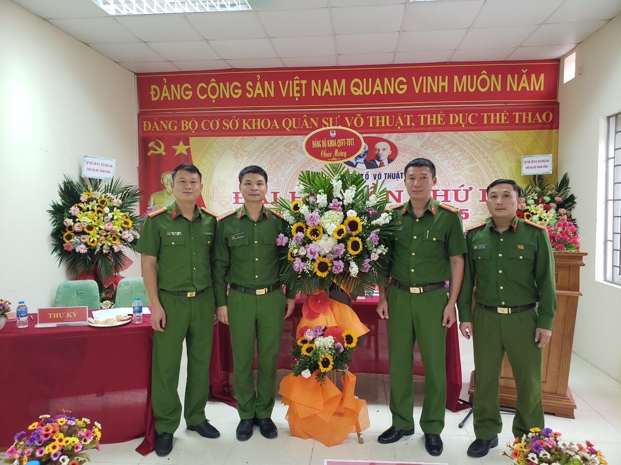 Đảng ủy cơ sở Khoa quân sự, võ thuật, TDTT tặng hoa chúc mừng Ban Chấp hành Chi bộ Tổ Võ thuật