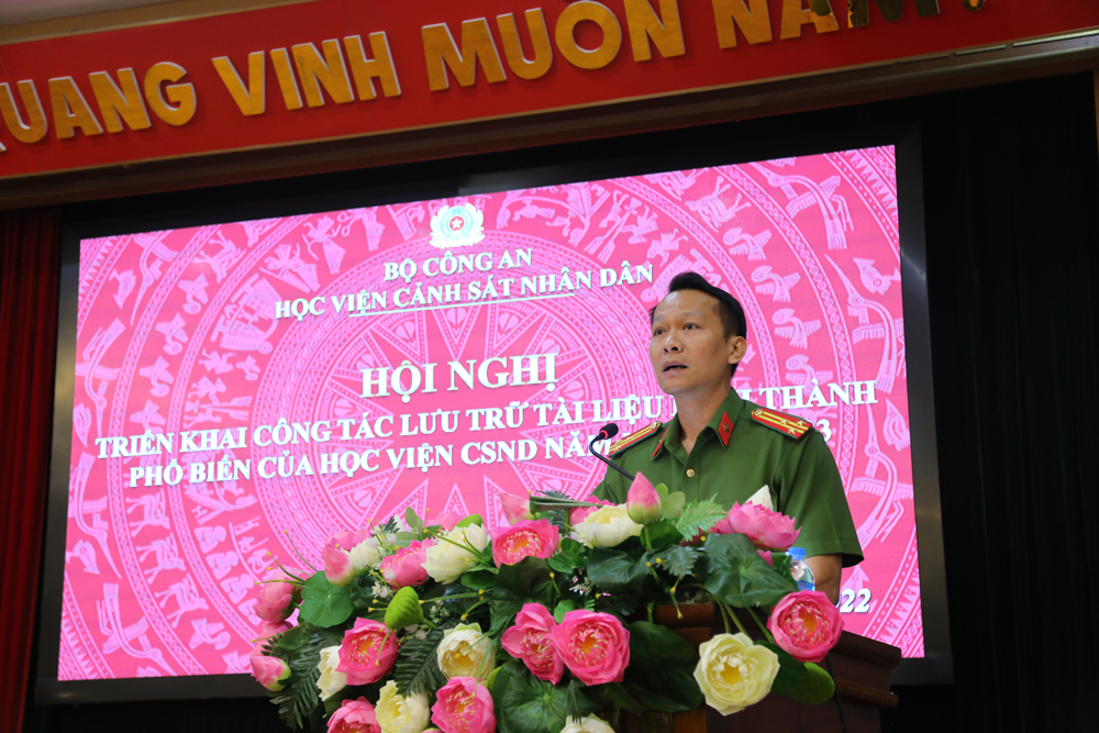 Thượng tá Lê Hồng Hải, Giám đốc Trung tâm Lưu trữ và Thư viện báo cáo tổng hợp tình hình công tác lưu trữ hồ sơ, tài liệu hình thành phổ biến của Học viện