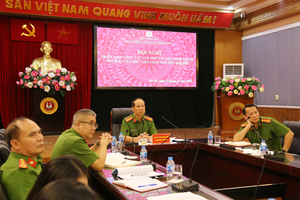 Đại tá, PGS. TS Trần Quang Huyên, Phó Giám đốc Học viện chủ trì Hội nghị