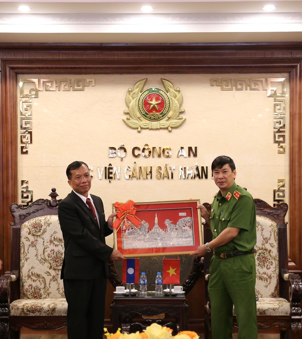 Đại tá, TS Kẹo-my-xay Xay-nhạ-vông tặng quà lưu niệm cho Trung tướng, GS. TS Trần Minh Hưởng
