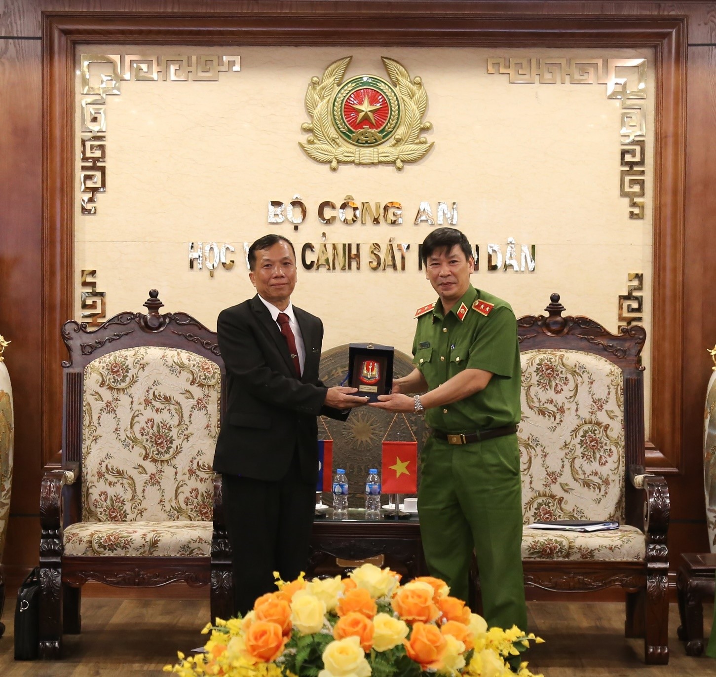 Trung tướng, GS, TS Trần Minh Hưởng, Giám đốc Học viện CSND tặng quà lưu niệm cho Đại tá, TS Kẹo-my-xay Xay-nhạ-vông, Phó Giám đốc Học viện CSND Lào