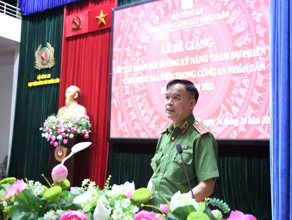 Thiếu tướng, GS. TS Nguyễn Đắc Hoan, Phó Giám đốc Học viện phát biểu tại buổi bế giảng