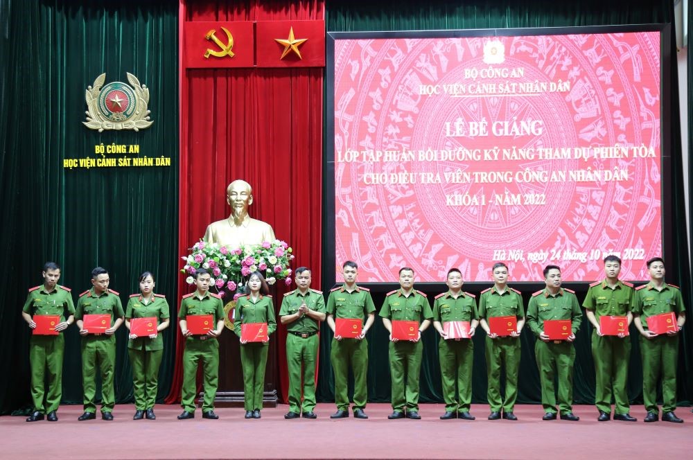 Thiếu tướng, GS. TS Nguyễn Đắc Hoan, Phó Giám đốc Học viện trao giấy chứng nhận hoàn thành lớp học cho các học viên