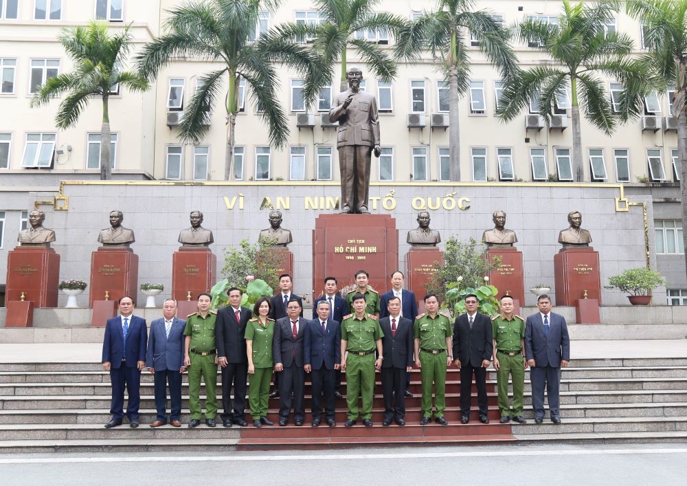 Đoàn chụp ảnh lưu niệm tại Khu Tượng đài Chủ tịch Hồ Chí Minh và các cố Bộ trưởng Bộ Nội vụ, Bộ Công an