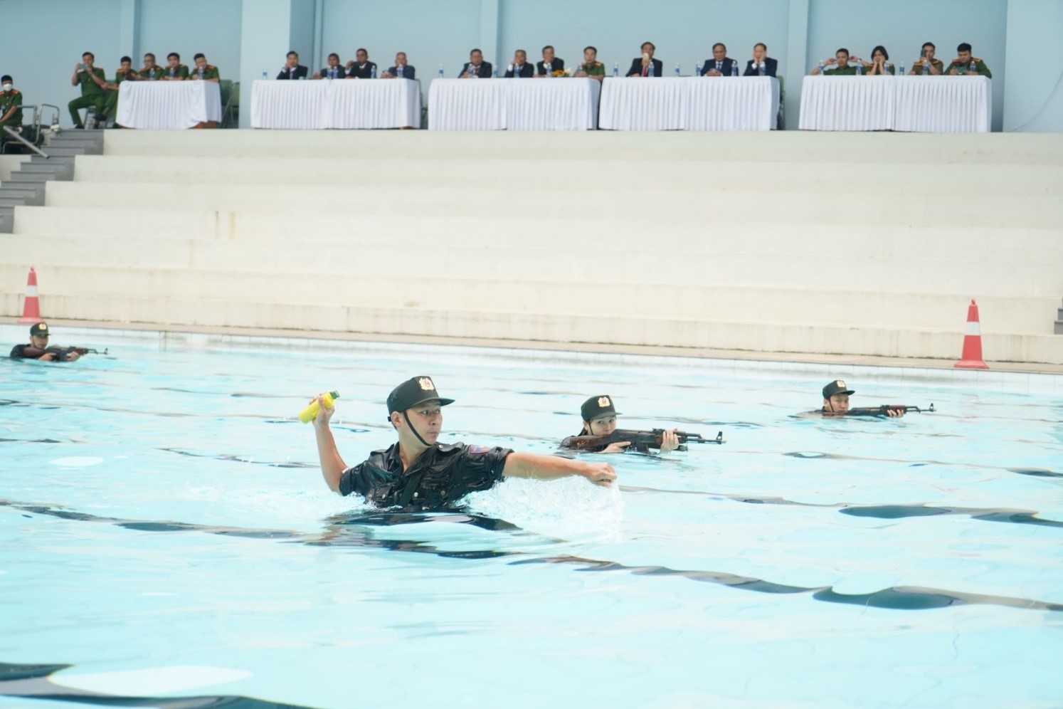Màn biểu diễn bơi vũ trang có sử dụng súng và vũ khí của các học viên
