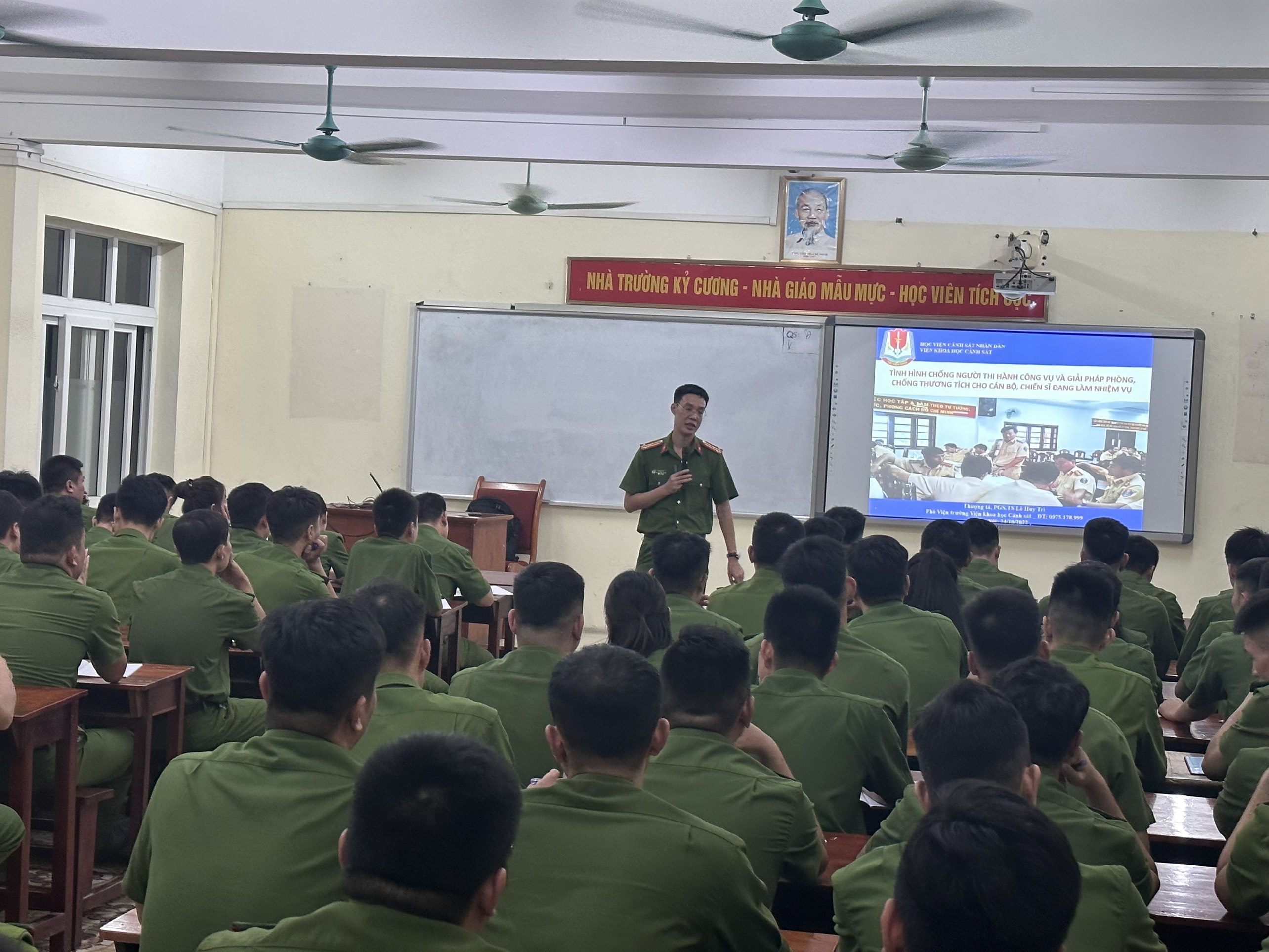 Thượng tá, PGS.TS Lê Huy Trí - Phó Viện trưởng Viện KHCS tham gia giảng dạy