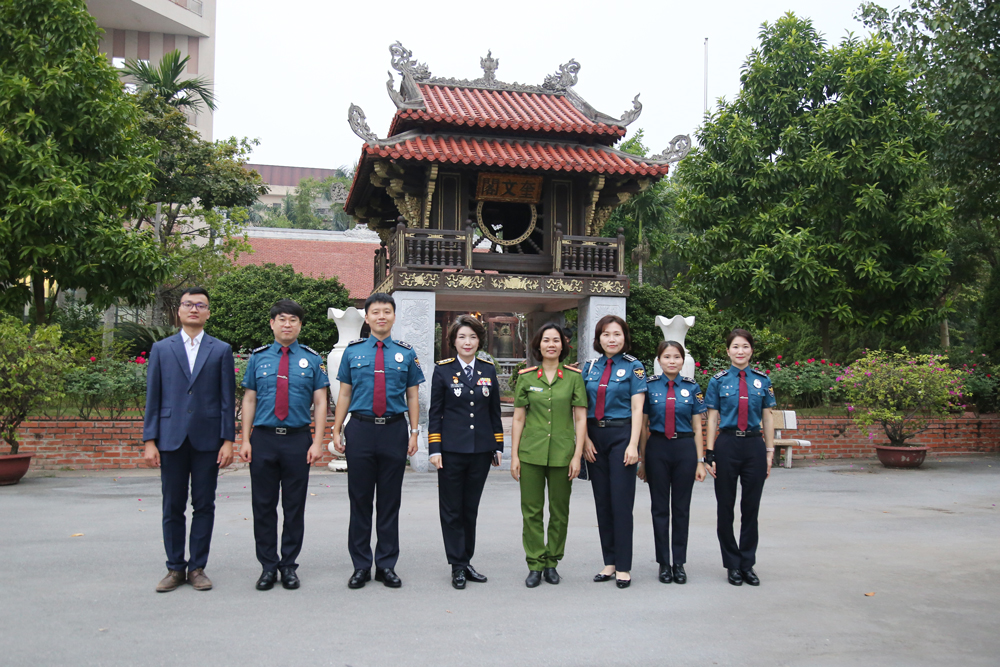 Đoàn đại biểu Đại học CSQG Hàn Quốc tham quan Văn Miếu - Học viện CSND