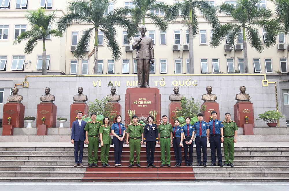 Các đại biểu chụp ảnh lưu niệm tại Khu Tượng đài Chủ tịch Hồ Chí Minh và các cố Bộ trưởng Bộ Nội vụ, Bộ Công an qua các thời kỳ