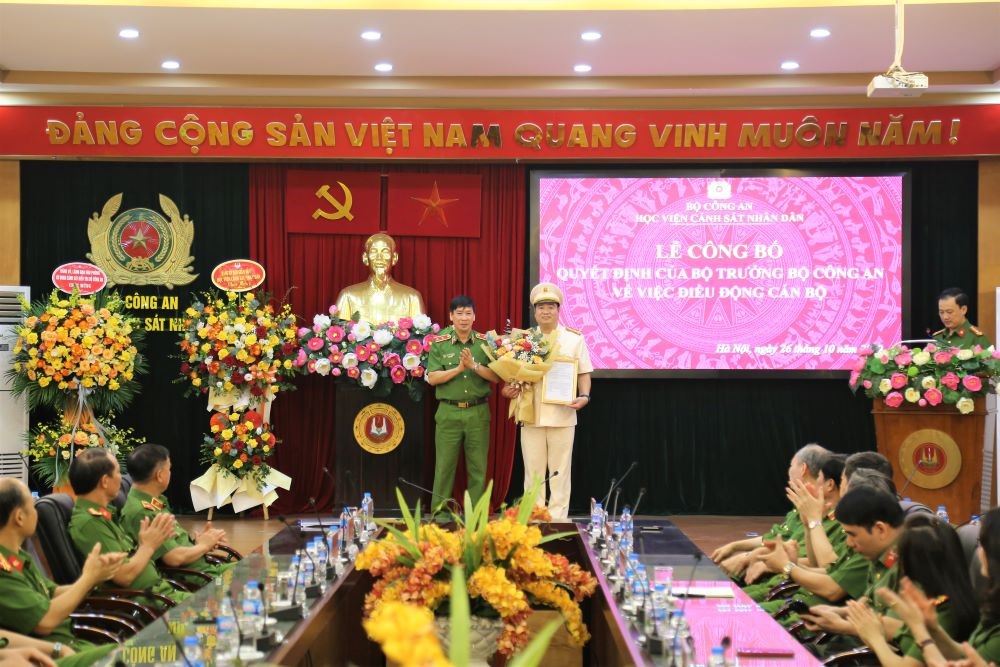 Trung tướng, GS. TS Trần Minh Hưởng, Giám đốc Học viện CSND trao quyết định cho Đại tá Chử Văn Dũng, Phó Giám đốc Học viện