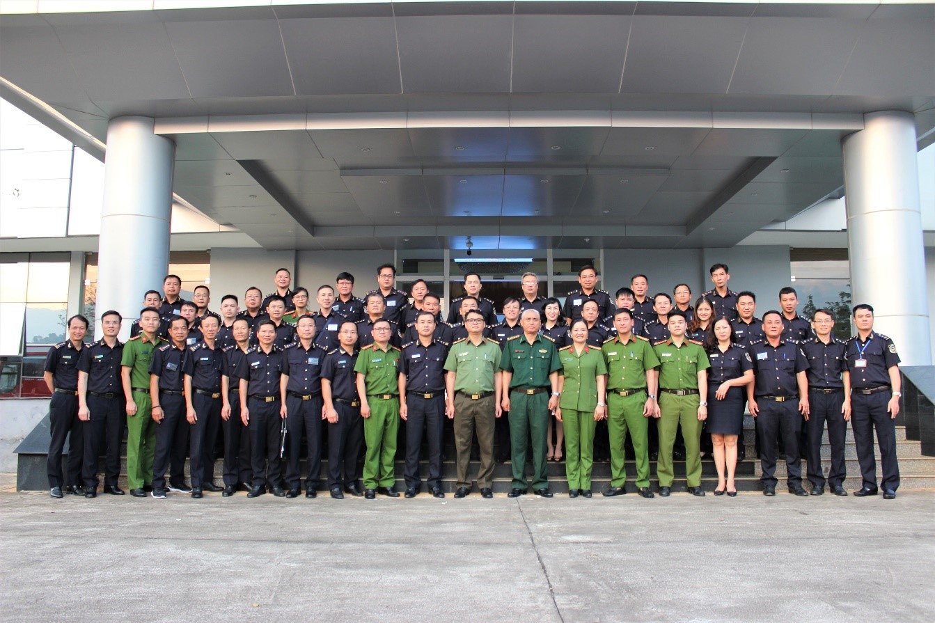 Tập thể lớp học chụp ảnh lưu niệm với các đơn vị chức năng tại Cục Hải quan tỉnh Lào Cai