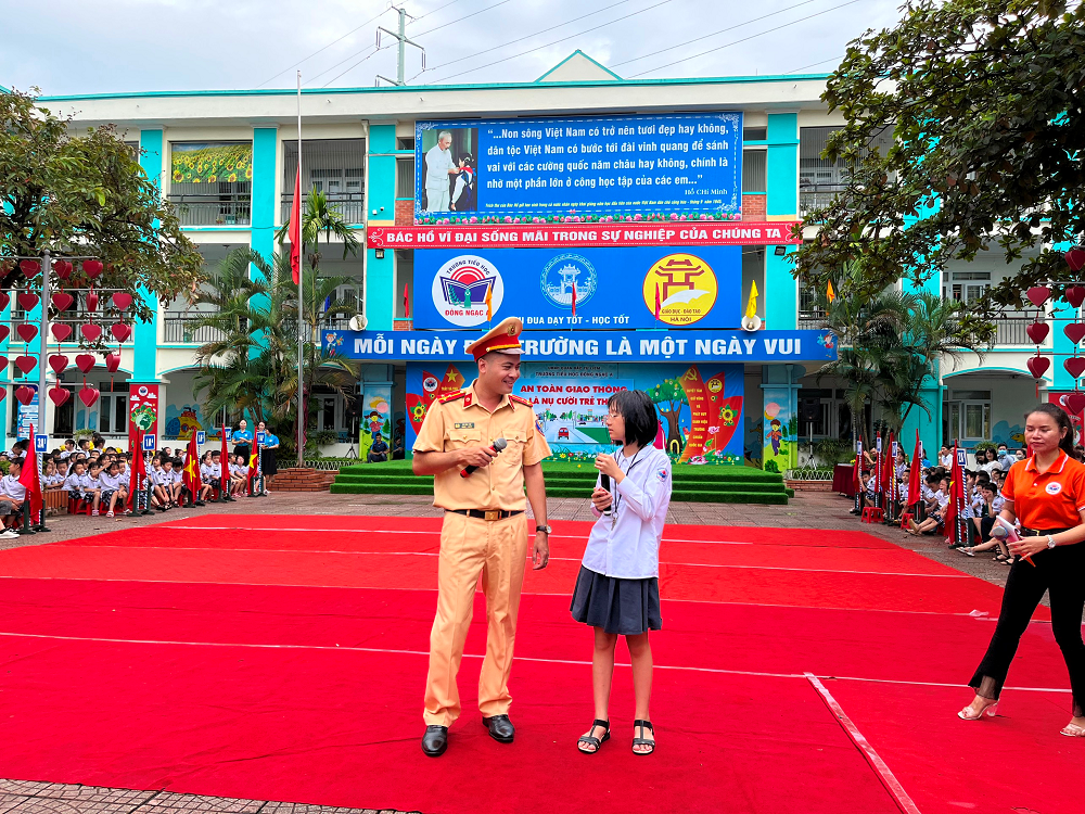 Tuyên truyền, phổ biến pháp luật về TTATGT cho học sinh trường Tiểu học Đông Ngạc A, Hà Nội