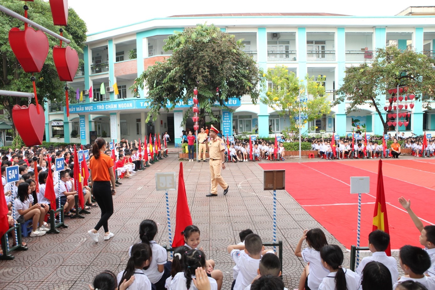 Toàn cảnh buổi tuyên truyền, phổ biến pháp luật về TTATGT cho học sinh trường Tiểu học Đông Ngạc A, Hà Nội