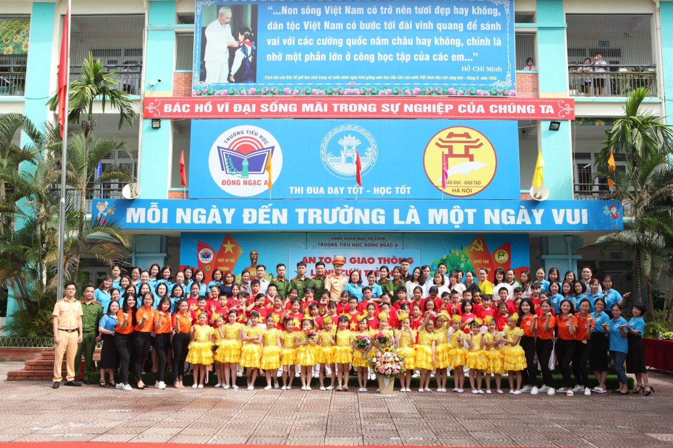 Ban Tổ chức chụp hình lưu niệm cùng Ban Giám hiệu và các em học sinh trường Tiểu học Đông Ngạc A, Hà Nội