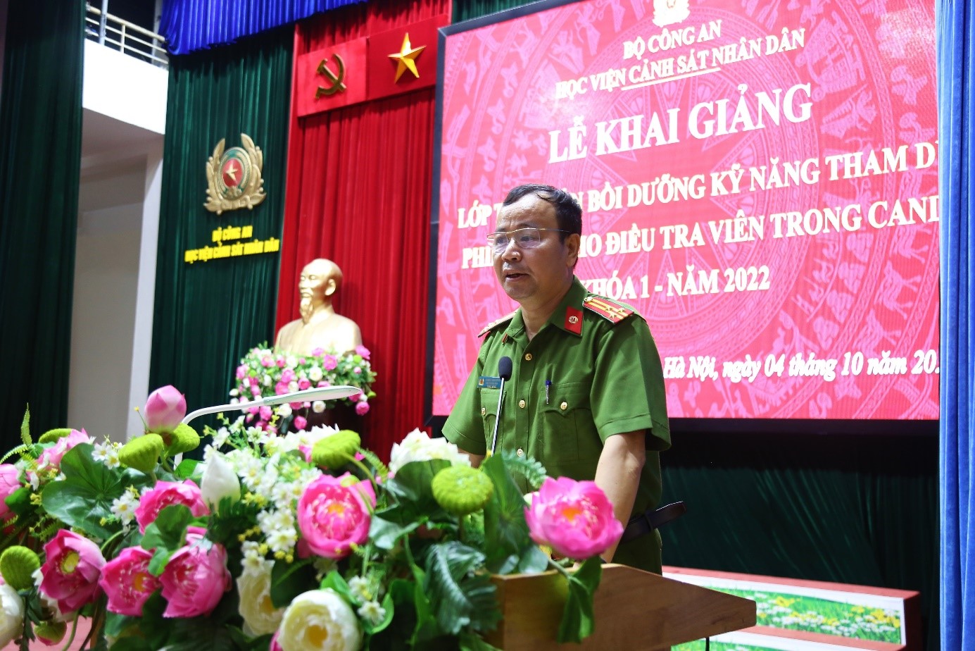 Thượng tá, TS Hoàng Văn Đông - Phó Trưởng khoa Luật phát biểu khai giảng lớp tập huấn