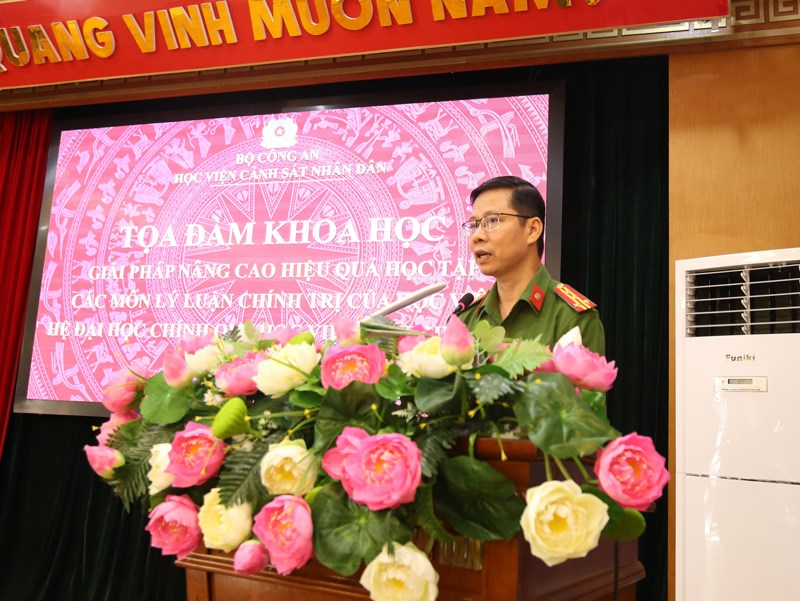 Đại tá, PGS.TS Hoàng Trung Thực - Trưởng khoa LLCT & KHXHNV phát biểu tại Tọa đàm