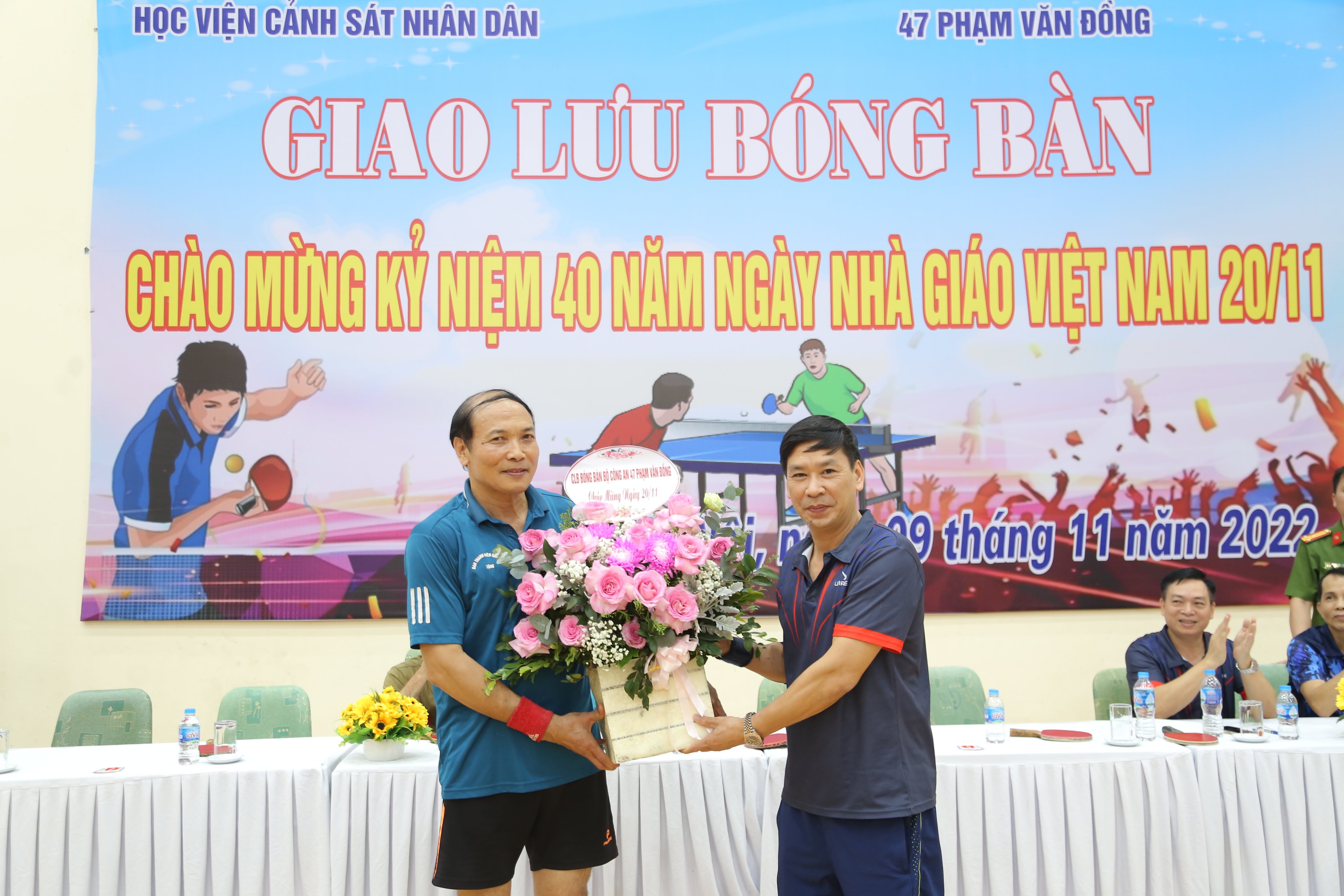 Đại tá Lê Trọng Phúc - Phó Cục trưởng V05, Chủ nhiệm CLB bóng bàn CAND tặng hoa chúc mừng Học viện CSND nhân Ngày Nhà giáo Việt Nam