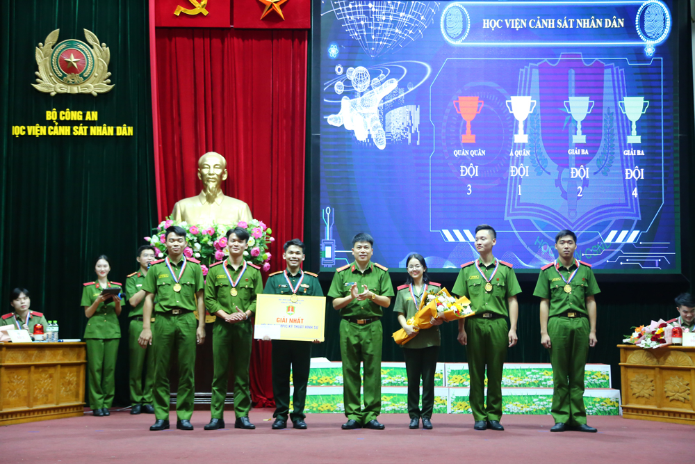 Đại tá, PGS.TS Trần Hồng Quang - Phó Giám đốc Học viện trao giải Quán quân cho Đội thi B5 hệ đào tạo chính quy