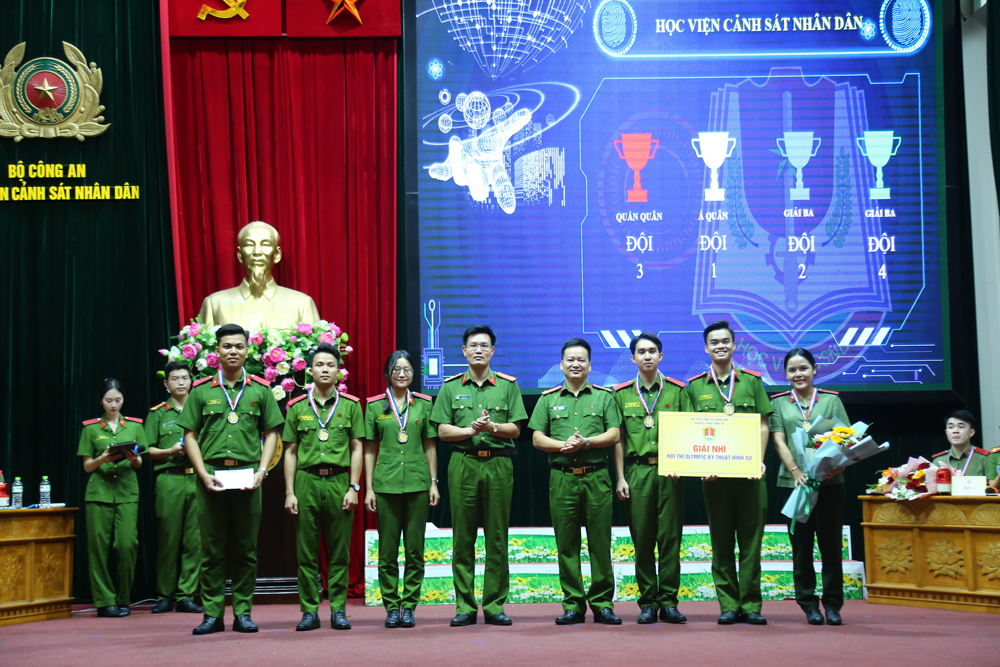 Ban Tổ chức trao giải Á quân cho Đội thi B16 hệ đào tạo chính quy