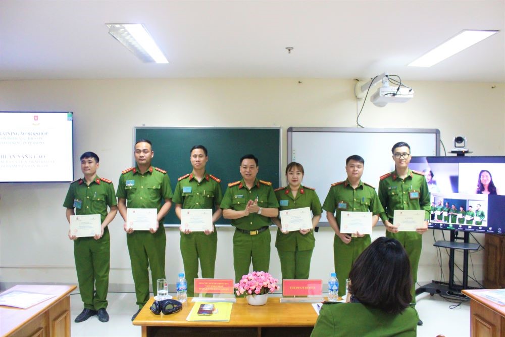 Đại tá, TS Nguyễn Đăng Sáu, Phó Giám đốc Học viện trao chứng chỉ hoàn thành Khóa tập huấn cho các học viên