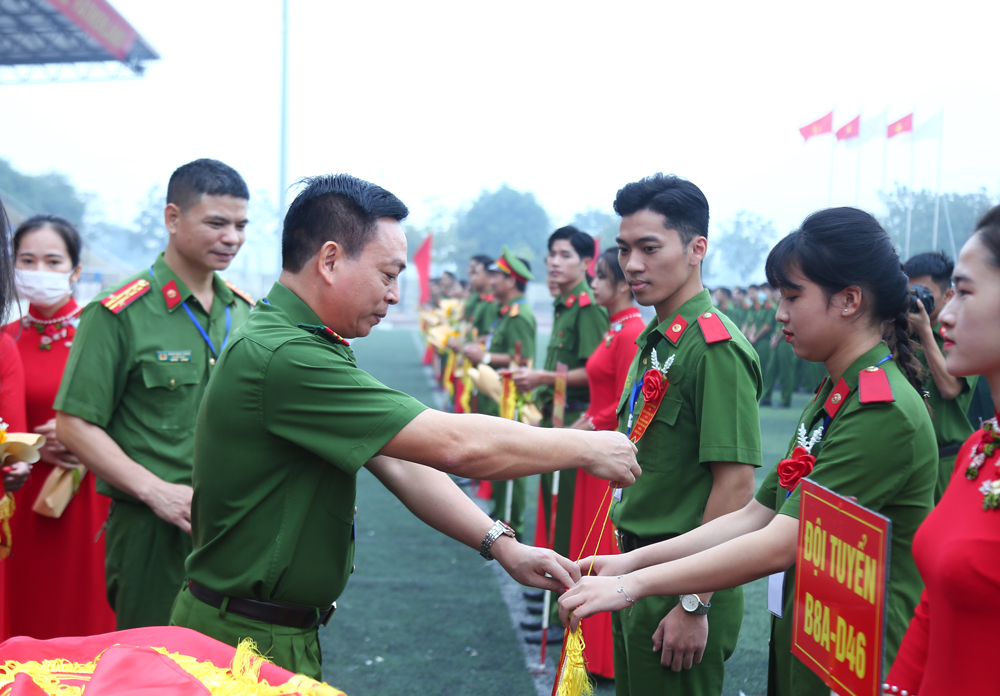 Đại tá, TS Nguyễn Đăng Sáu, Phó Giám đốc Học viện CSND trao cờ lưu niệm cho các đội tuyển