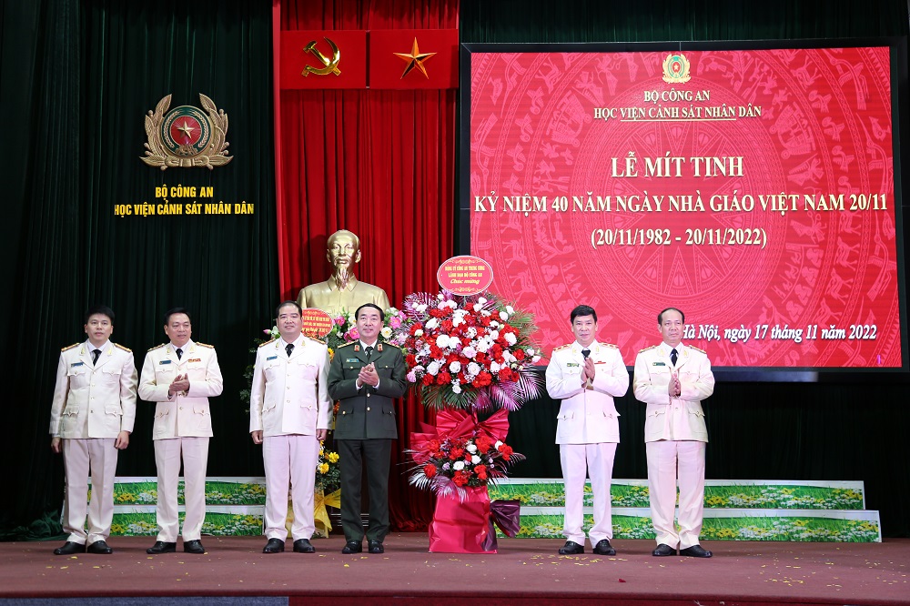 Thứ trưởng Trần Quốc Tỏ tặng hoa chúc mừng Học viện CSND nhân ngày Nhà giáo Việt Nam