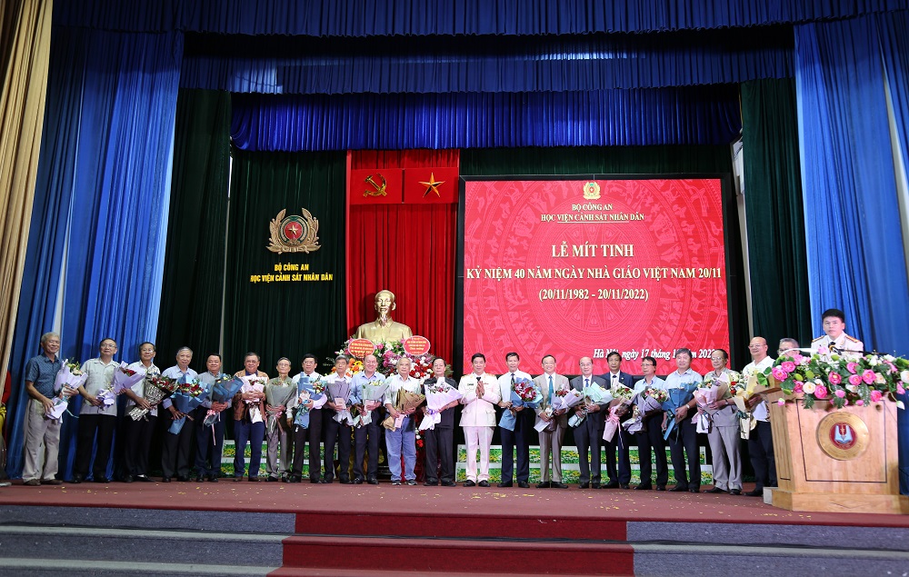 Trung tướng, GS.TS Trần Minh Hưởng, Giám đốc Học viện tặng hoa chúc mừng các đồng chí lãnh đạo, nhà giáo Nhân dân, Nhà giáo ưu tú của Học viện CSND qua các thời kỳ