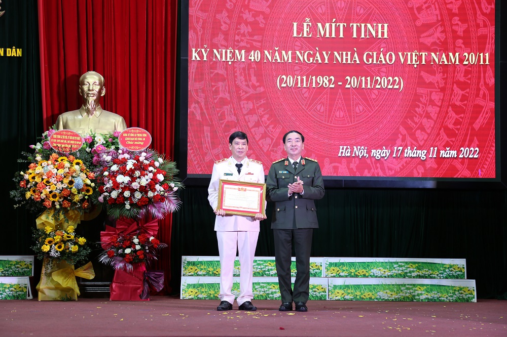 Thứ trưởng Trần Quốc Tỏ trao danh hiệu Chiến sĩ thi đua toàn lực lượng CAND tặng Trung tướng, GS.TS Trần Minh Hưởng, Giám đốc Học viện CSND