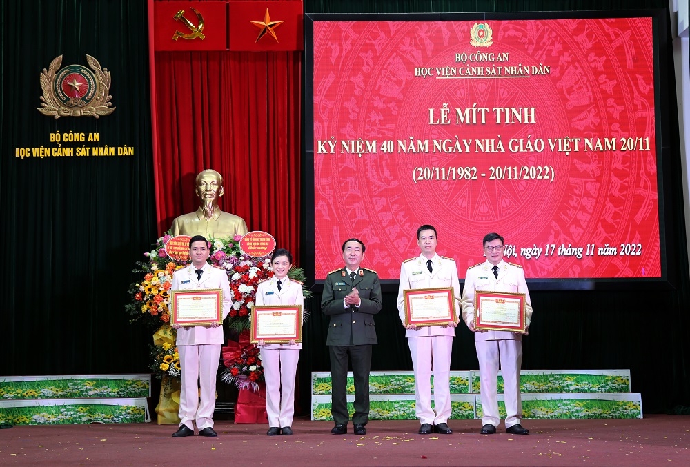 Thứ trưởng Trần Quốc Tỏ trao danh hiệu Chiến sĩ thi đua toàn lực lượng CAND cho 4 cá nhân có thành tích xuất sắc trong phong trào thi đua Vì An ninh Tổ quốc.